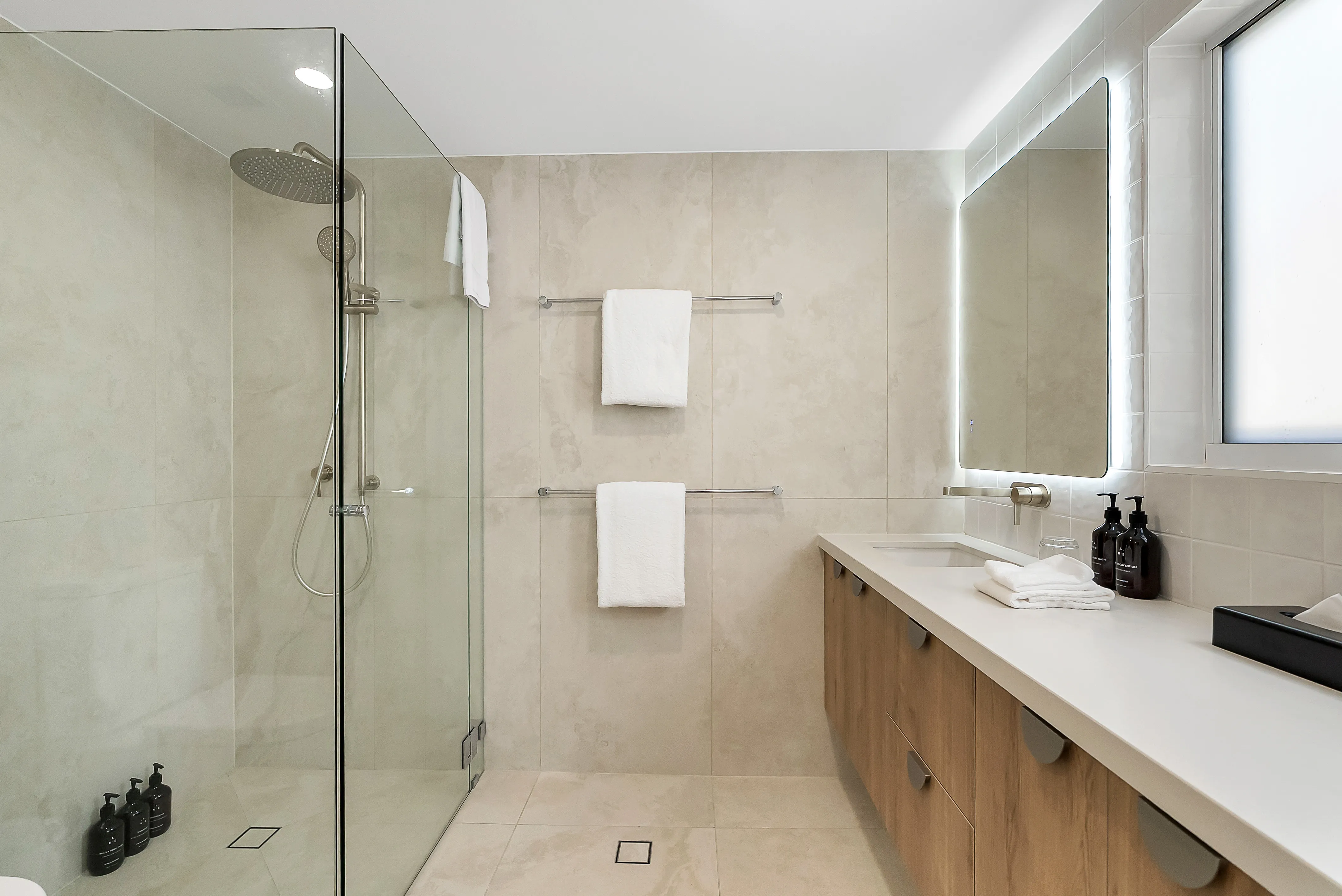 Alamanda Rooftop Pool Suite Main Bathroom